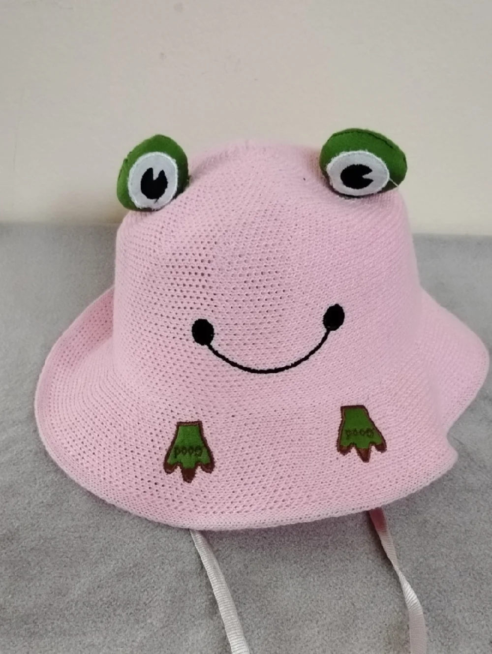 D- NWOT Pink Frog Bucket Hat - Cute Smiley Design